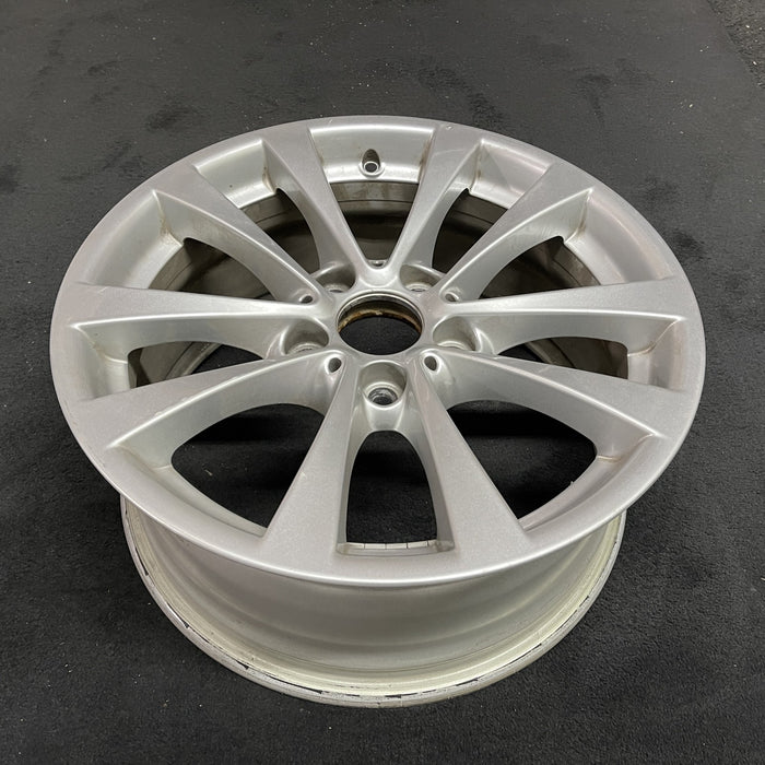 17" BMW 320i 12-13 , 17x7.5 , 5 spoke, V spoke, narrow spoke edge Original OEM - Close-Up Detail