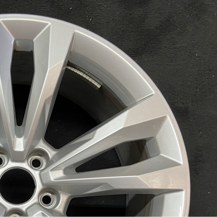 19" AUDI Q7 17 19x8.5 5 spoke V spoke Original OEM Wheel Rim - Close-Up Detail