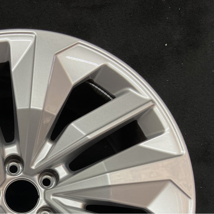 20" E-TRON S 22-23 20x9 Original OEM Wheel Rim - Close-Up Detail