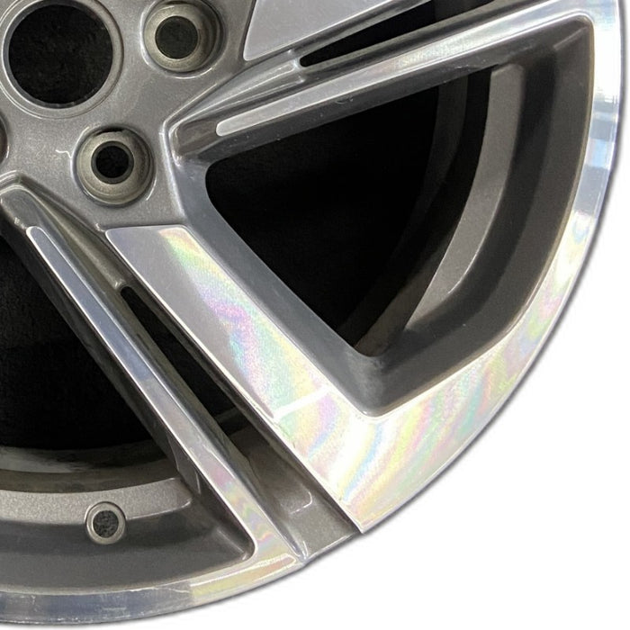 18" TERRAIN 18-21 18x7 opt RV6 silver with black inlay Original OEM Wheel Rim - Close-Up Detail