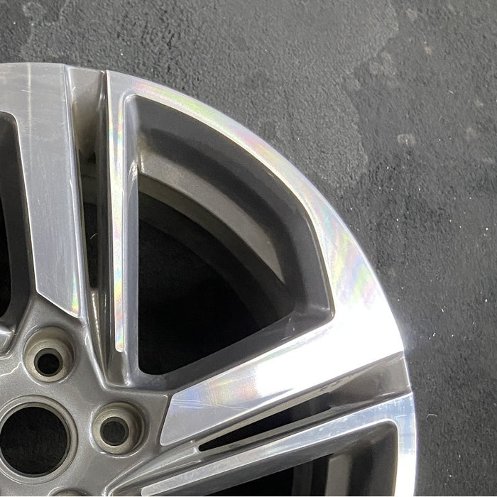 18" TERRAIN 18-21 18x7 opt RV6 silver with black inlay Original OEM Wheel Rim - Close-Up Detail