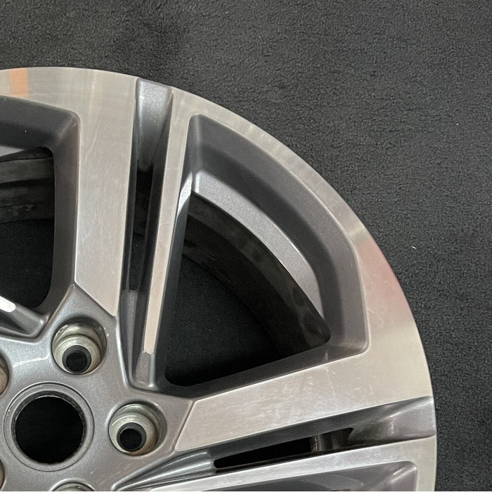 18" TERRAIN 18-21 18x7 opt RV6 silver with black inlay Original OEM Wheel Rim - Close-Up Detail