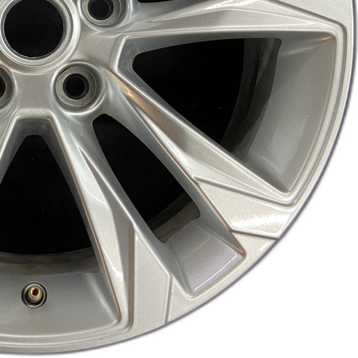 17" TRAILBLAZER 21-23 17x7.5 5 double spoke silver opt Q6W Original OEM Wheel - Close-Up Detail