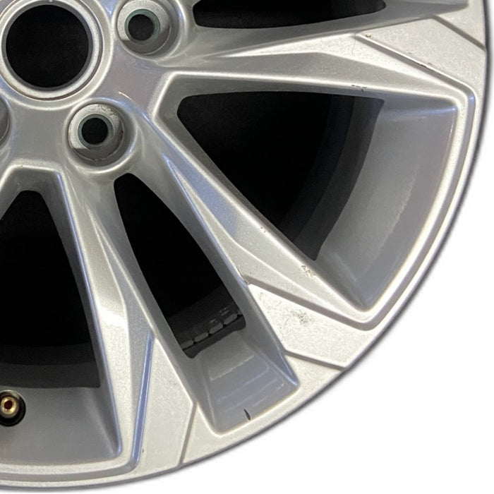 17" TRAILBLAZER 21-23 17x7.5 5 double spoke silver opt Q6W Original OEM Wheel - Close-Up Detail