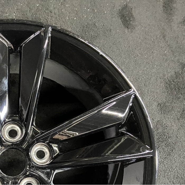 18" MUSTANG 24 18x8.5 5 split spoke Original OEM Wheel Rim - Close-Up Detail