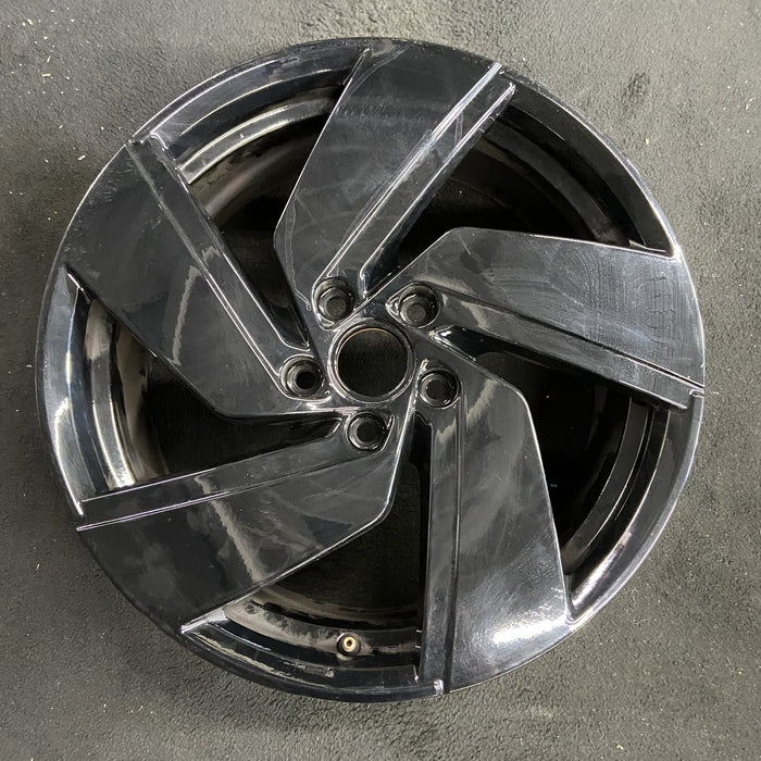 18" GOLF GTI 22-23 18x7.5, silver black Original OEM Wheel Rim - Angle View