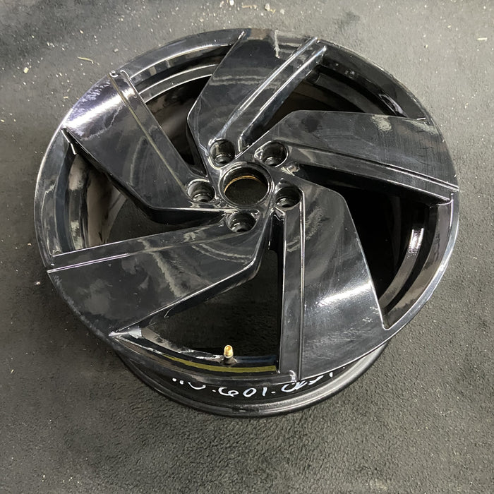 18" GOLF GTI 22-23 18x7.5, silver black Original OEM Wheel Rim - Side Profile