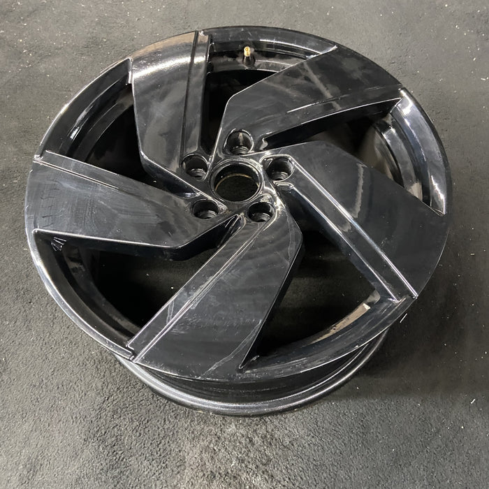 18" GOLF GTI 22-23 18x7.5, silver black Original OEM Wheel Rim - Close-Up Detail