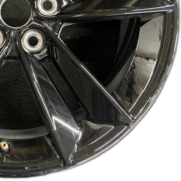 18" MUSTANG 24 18x8.5 5 split spoke Original OEM Wheel Rim - Close-Up Detail