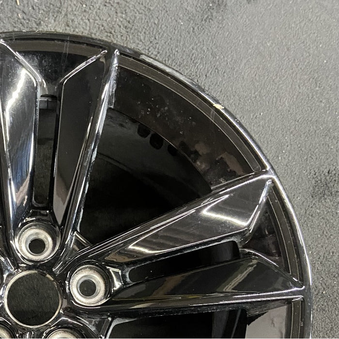 18" MUSTANG 24 18x8.5 5 split spoke Original OEM Wheel Rim - Close-Up Detail