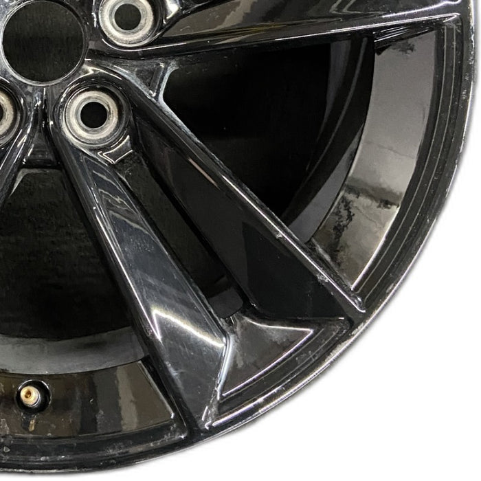 18" MUSTANG 24 18x8.5 5 split spoke Original OEM Wheel Rim - Close-Up Detail