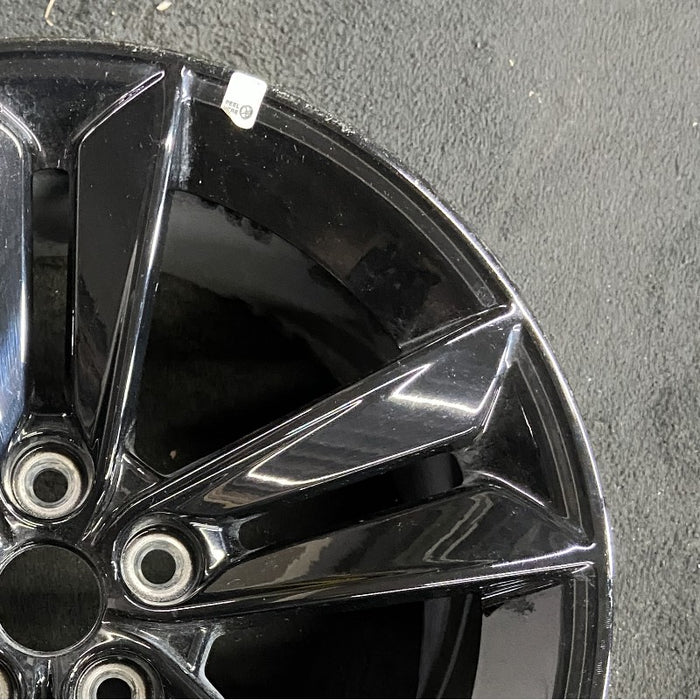 18" MUSTANG 24 18x8.5 5 split spoke Original OEM Wheel Rim - Close-Up Detail