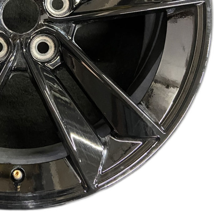 18" MUSTANG 24 18x8.5 5 split spoke Original OEM Wheel Rim - Close-Up Detail