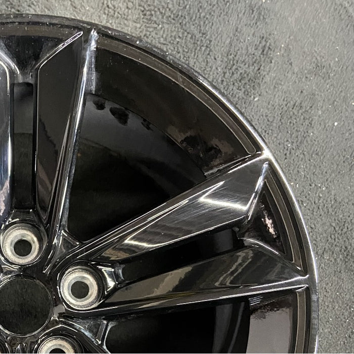 18" MUSTANG 24 18x8.5 5 split spoke Original OEM Wheel Rim - Close-Up Detail