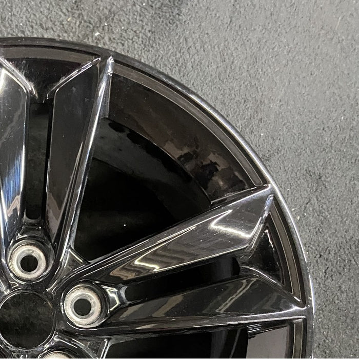 18" MUSTANG 24 18x8.5 5 split spoke Original OEM Wheel Rim - Close-Up Detail