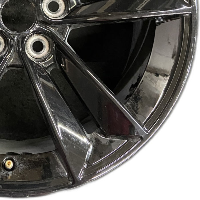 18" MUSTANG 24 18x8.5 5 split spoke Original OEM Wheel Rim - Close-Up Detail