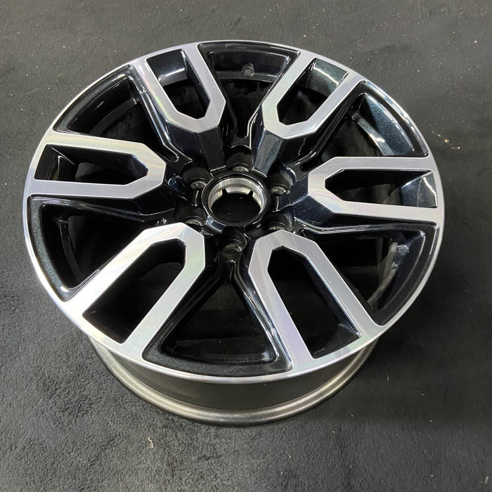 20" SIERRA 1500 PICKUP 19 , 20x9, 12 spoke, opt NZH Original OEM Wheel Rim - Close-Up Detail