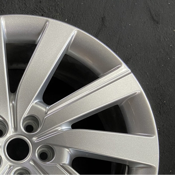 21" RANGE ROVER 22 21x8.5 10 spoke Original OEM Wheel Rim - Close-Up Detail