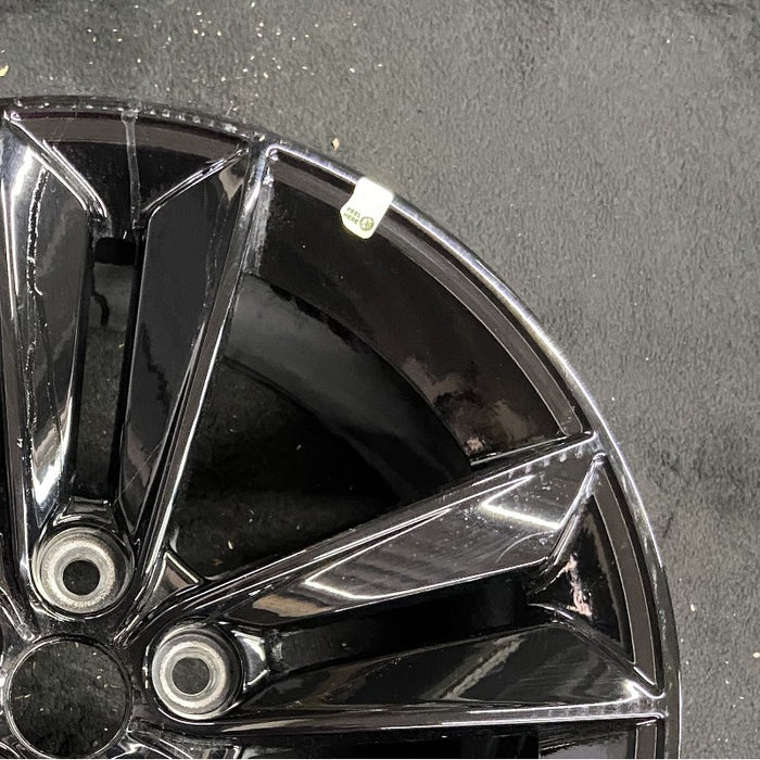 18" MUSTANG 24 18x8.5 5 split spoke Original OEM Wheel Rim - Close-Up Detail