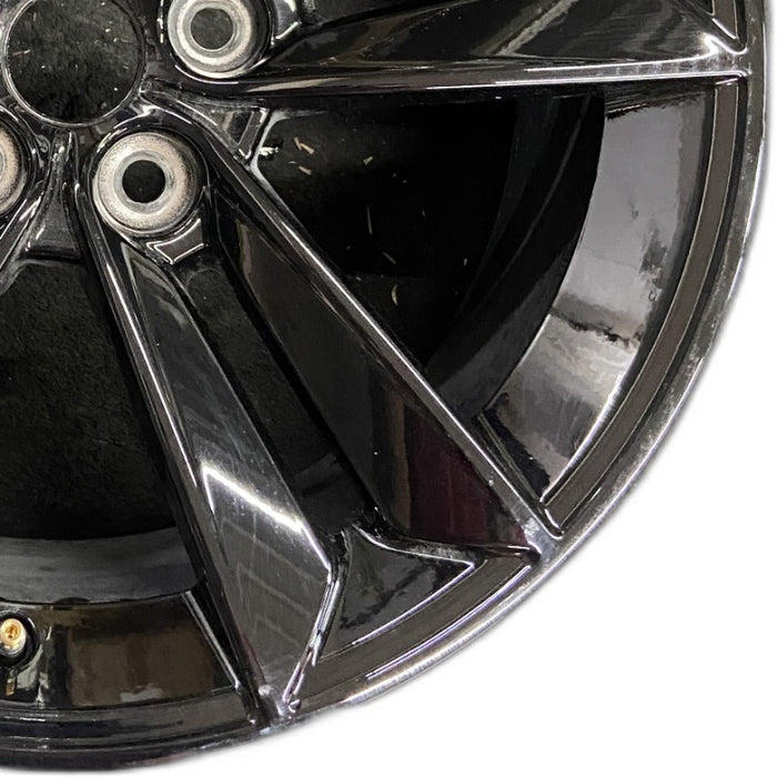 18" MUSTANG 24 18x8.5 5 split spoke Original OEM Wheel Rim - Close-Up Detail