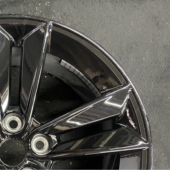 18" MUSTANG 24 18x8.5 5 split spoke Original OEM Wheel Rim - Close-Up Detail