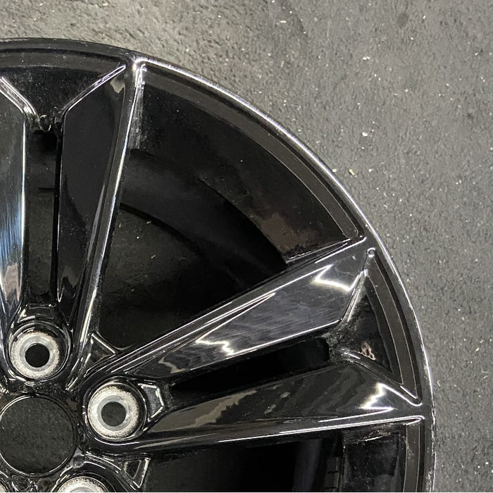 18" MUSTANG 24 18x8.5 5 split spoke Original OEM Wheel Rim - Close-Up Detail