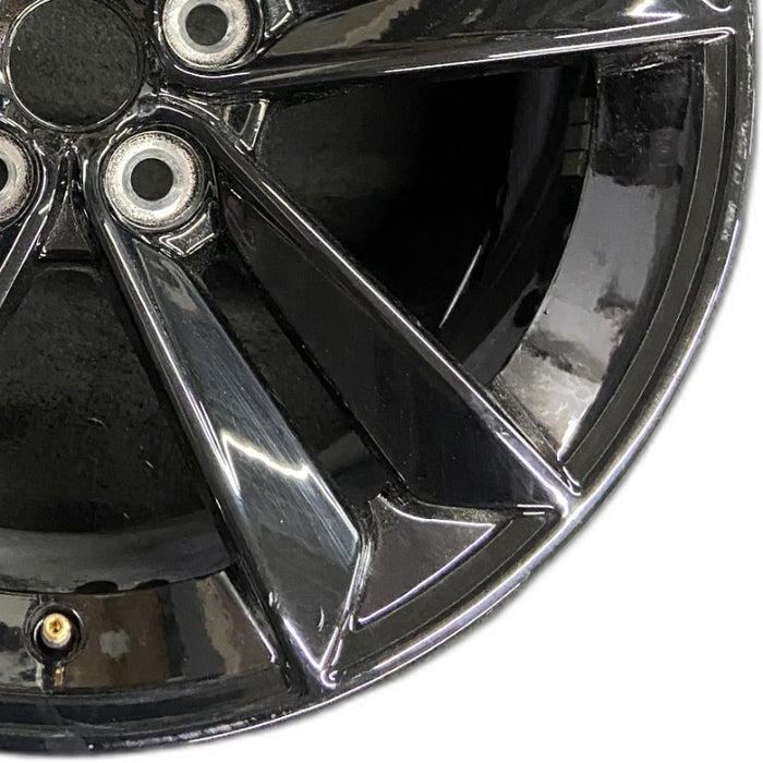 18" MUSTANG 24 18x8.5 5 split spoke Original OEM Wheel Rim - Close-Up Detail