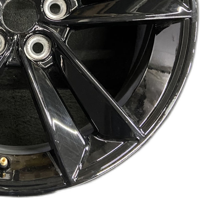 18" MUSTANG 24 18x8.5 5 split spoke Original OEM Wheel Rim - Close-Up Detail