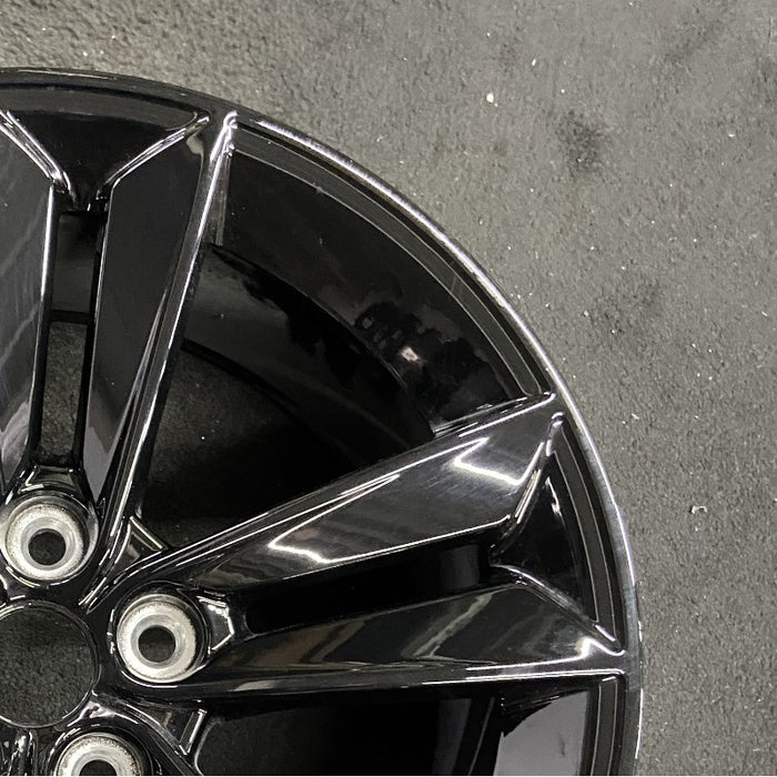 18" MUSTANG 24 18x8.5 5 split spoke Original OEM Wheel Rim - Close-Up Detail