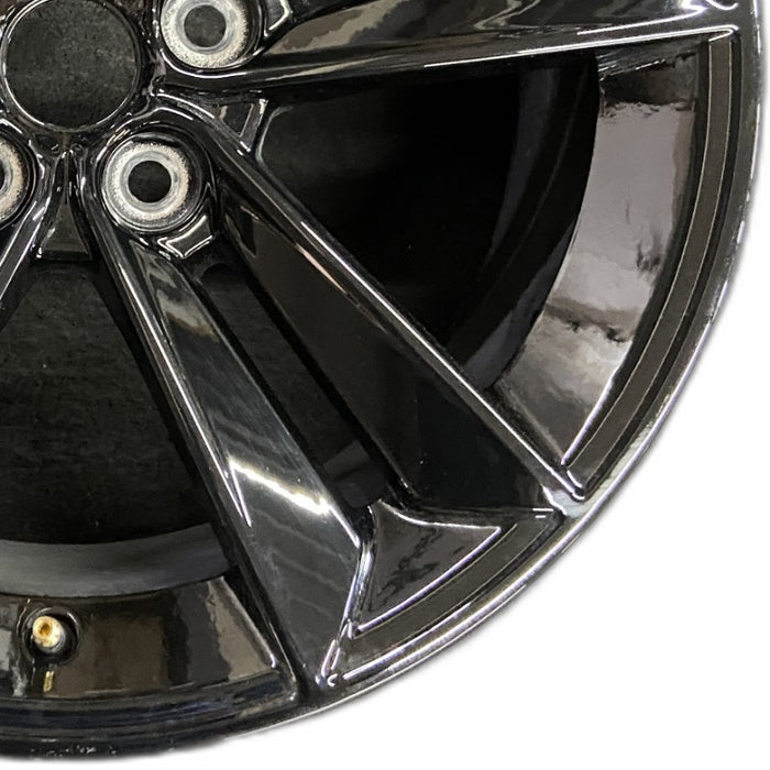 18" MUSTANG 24 18x8.5 5 split spoke Original OEM Wheel Rim - Close-Up Detail