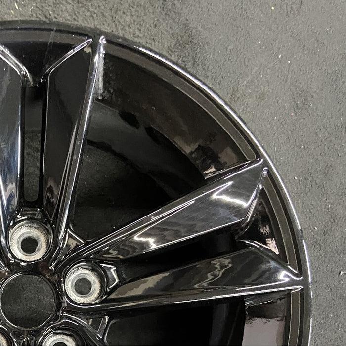 18" MUSTANG 24 18x8.5 5 split spoke Original OEM Wheel Rim - Close-Up Detail