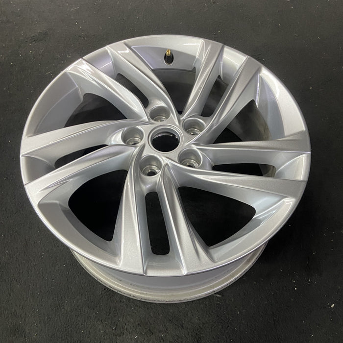 17" ENVISTA 24 17x7.5 Original OEM Wheel Rim - Close-Up Detail
