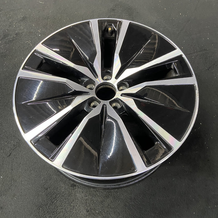 19" VOLVO XC90 20-24 19x8 , 5 spoke Original OEM Wheel Rim - Close-Up Detail