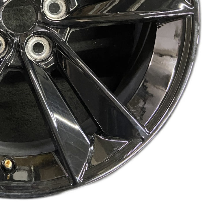 18" MUSTANG 24 18x8.5 5 split spoke Original OEM Wheel Rim - Close-Up Detail