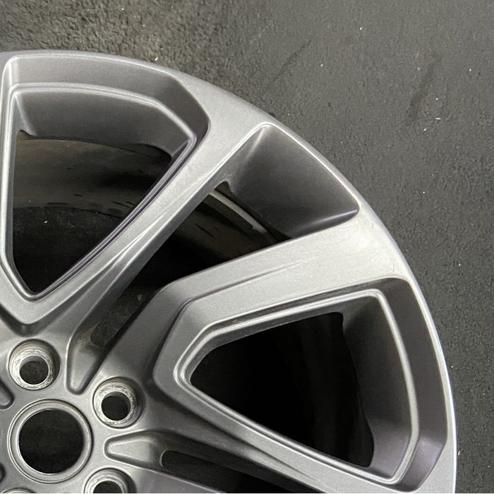 21" DISCOVERY 17-19 21x9.5 alloy 5 spoke slanted V Original OEM Wheel Rim - Close-Up Detail