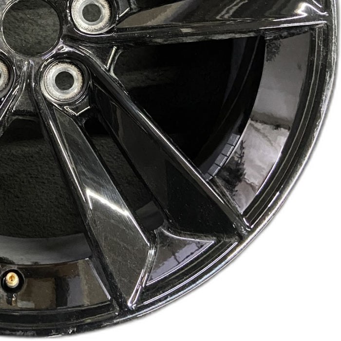 18" MUSTANG 24 18x8.5 5 split spoke Original OEM Wheel Rim - Close-Up Detail