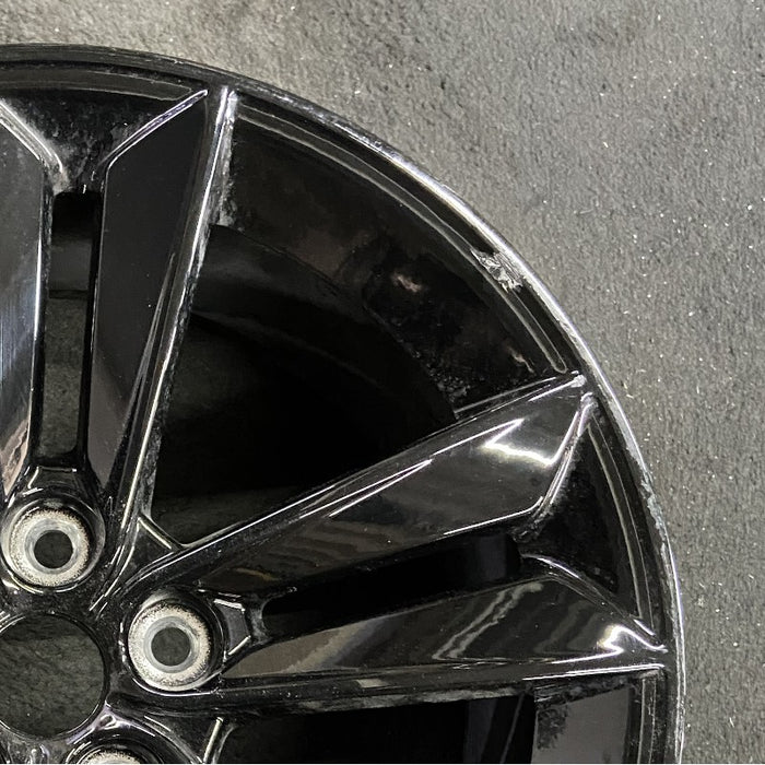 18" MUSTANG 24 18x8.5 5 split spoke Original OEM Wheel Rim - Close-Up Detail