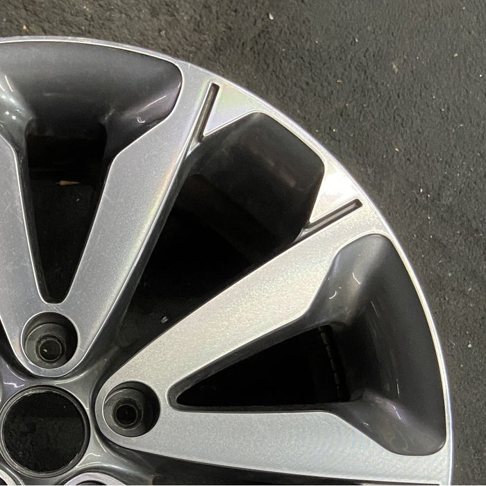18" SPORTAGE 17 18x7 5 V spoke alloy Original OEM Wheel Rim - Close-Up Detail