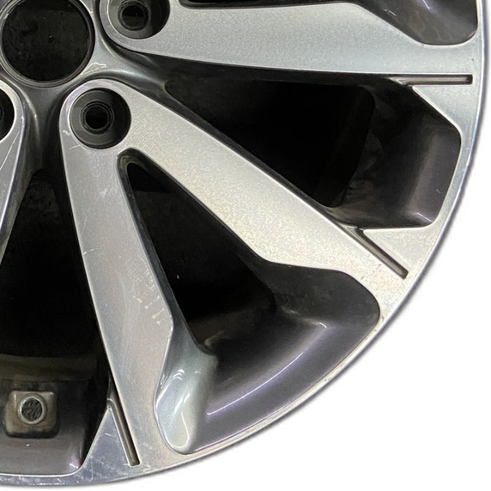 18" SPORTAGE 17 18x7 5 V spoke alloy Original OEM Wheel Rim - Close-Up Detail