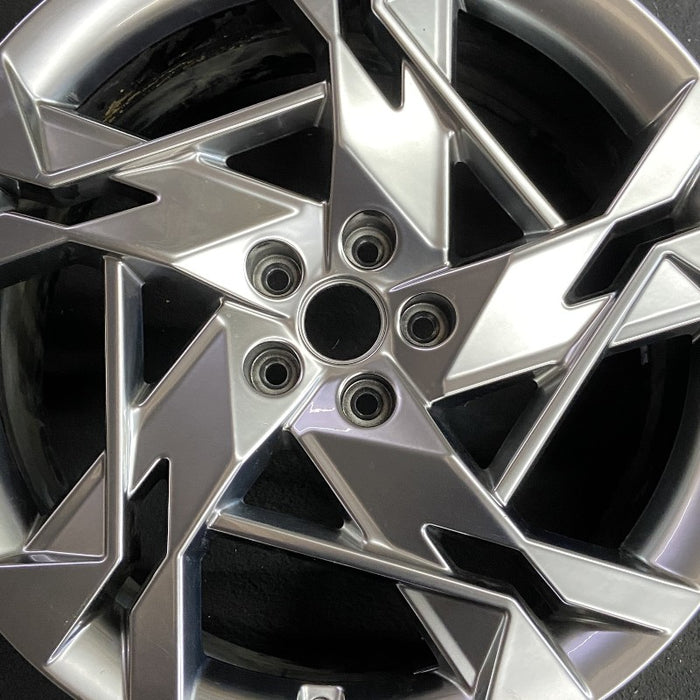21" GV60 23-24 21x8.5 Original OEM Wheel Rim - Angle View
