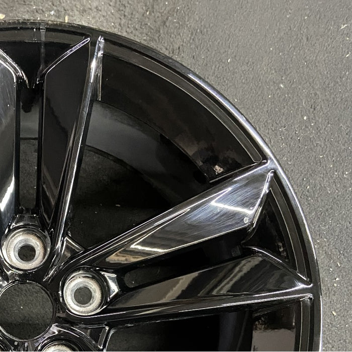 18" MUSTANG 24 18x8.5 5 split spoke Original OEM Wheel Rim - Close-Up Detail
