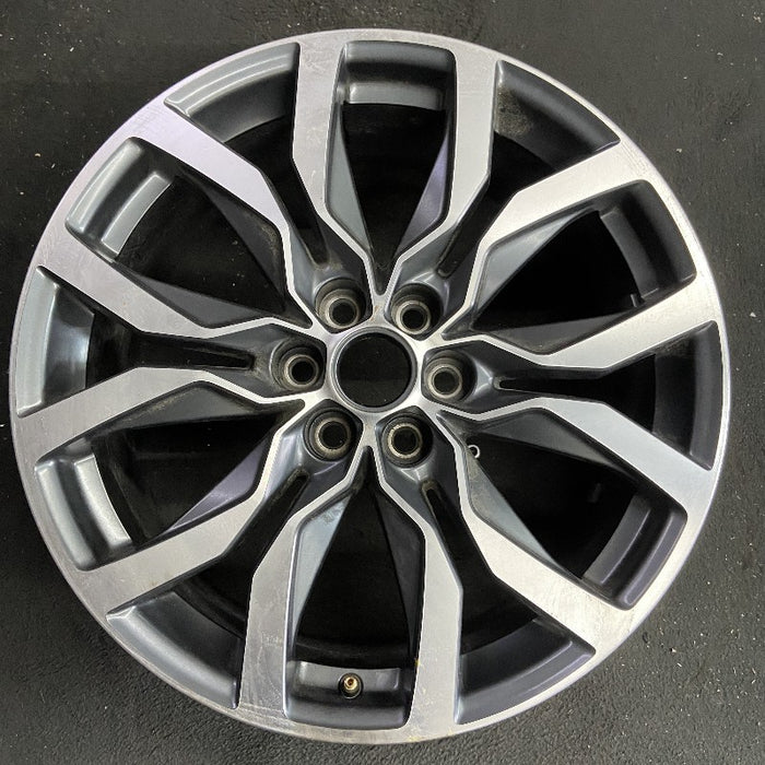 20" XT5 21-24 20x8 12 spoke machined face with black pockets opt Q6N Original - Front View