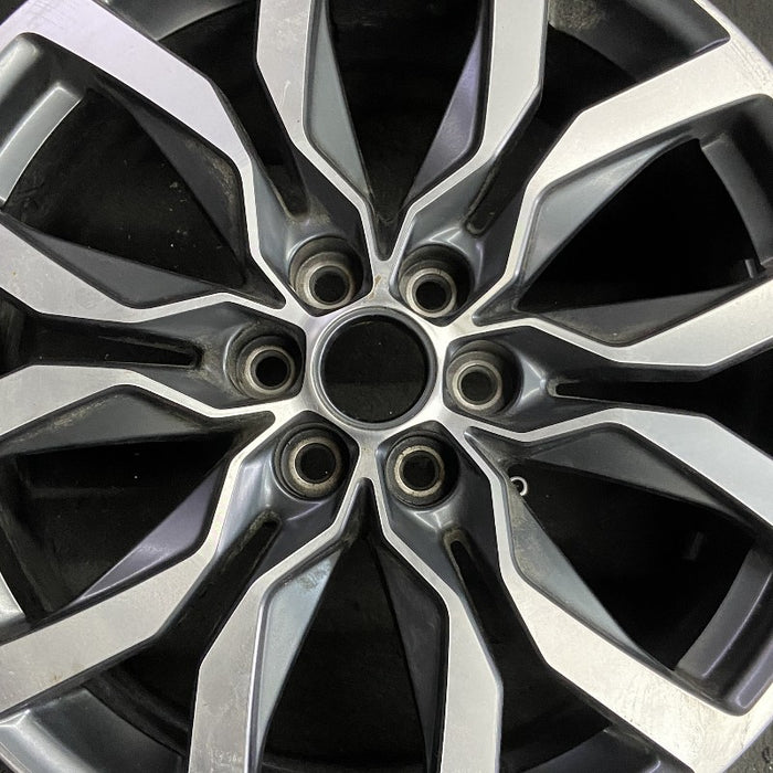 20" XT5 21-24 20x8 12 spoke machined face with black pockets opt Q6N Original - Angle View