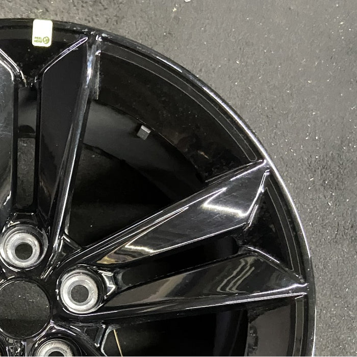 18" MUSTANG 24 18x8.5 5 split spoke Original OEM Wheel Rim - Close-Up Detail