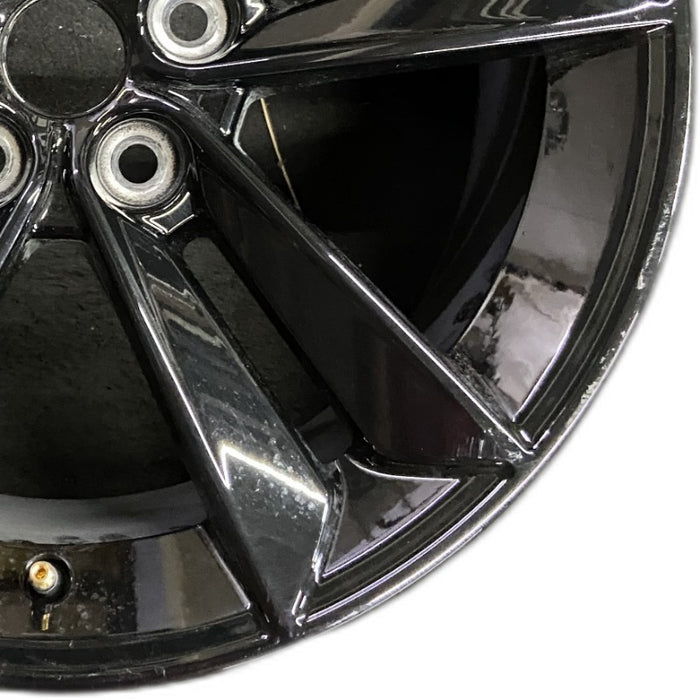 18" MUSTANG 24 18x8.5 5 split spoke Original OEM Wheel Rim - Close-Up Detail