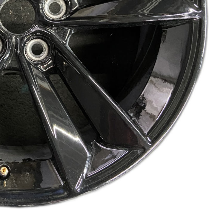 18" MUSTANG 24 18x8.5 5 split spoke Original OEM Wheel Rim - Close-Up Detail