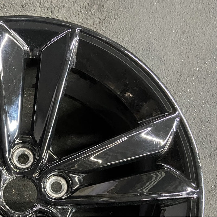 18" MUSTANG 24 18x8.5 5 split spoke Original OEM Wheel Rim - Close-Up Detail