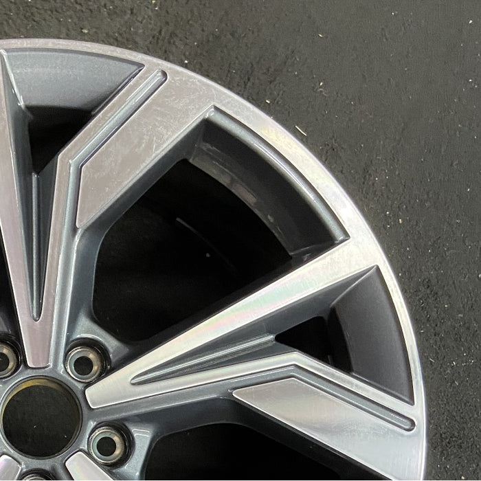 20" Q4 22 20x8 10 spoke bent spoke Original OEM Wheel Rim - Close-Up Detail