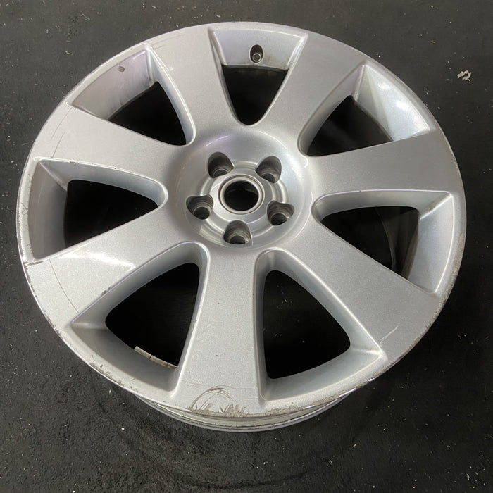 22" RANGE ROVER 13-14 , 22x9.5, 7 spoke Original OEM Wheel Rim - Close-Up Detail