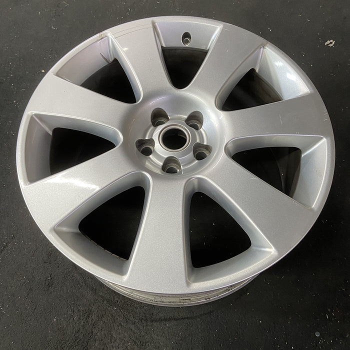 22" RANGE ROVER 13-14 , 22x9.5, 7 spoke Original OEM Wheel Rim - Close-Up Detail